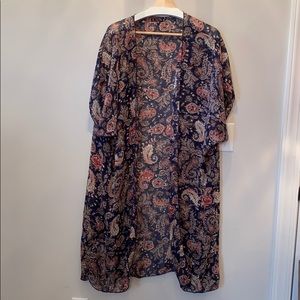 Try ! This paisley floral kimono.